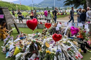 "On pense à vous", dit un des messages posés au milieu des fleurs, des peluches et des ballons rouges en forme de coeur qui s'accumulent dans le jardin d'enfants, à proximité du lac aux eaux turquoises.